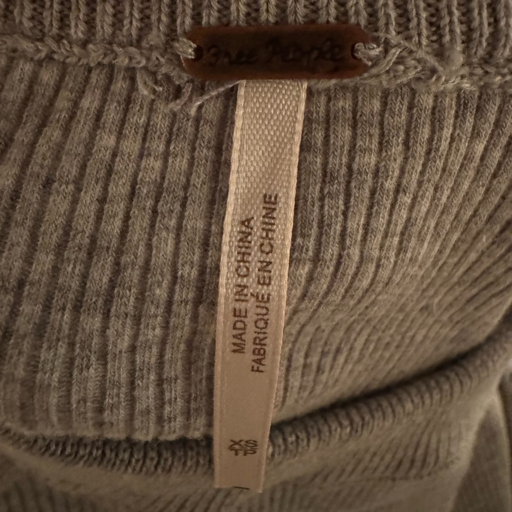 Free People Raspberry Jam Gray Lightweight Mock Neck
Size XS - Picture 9 of 10